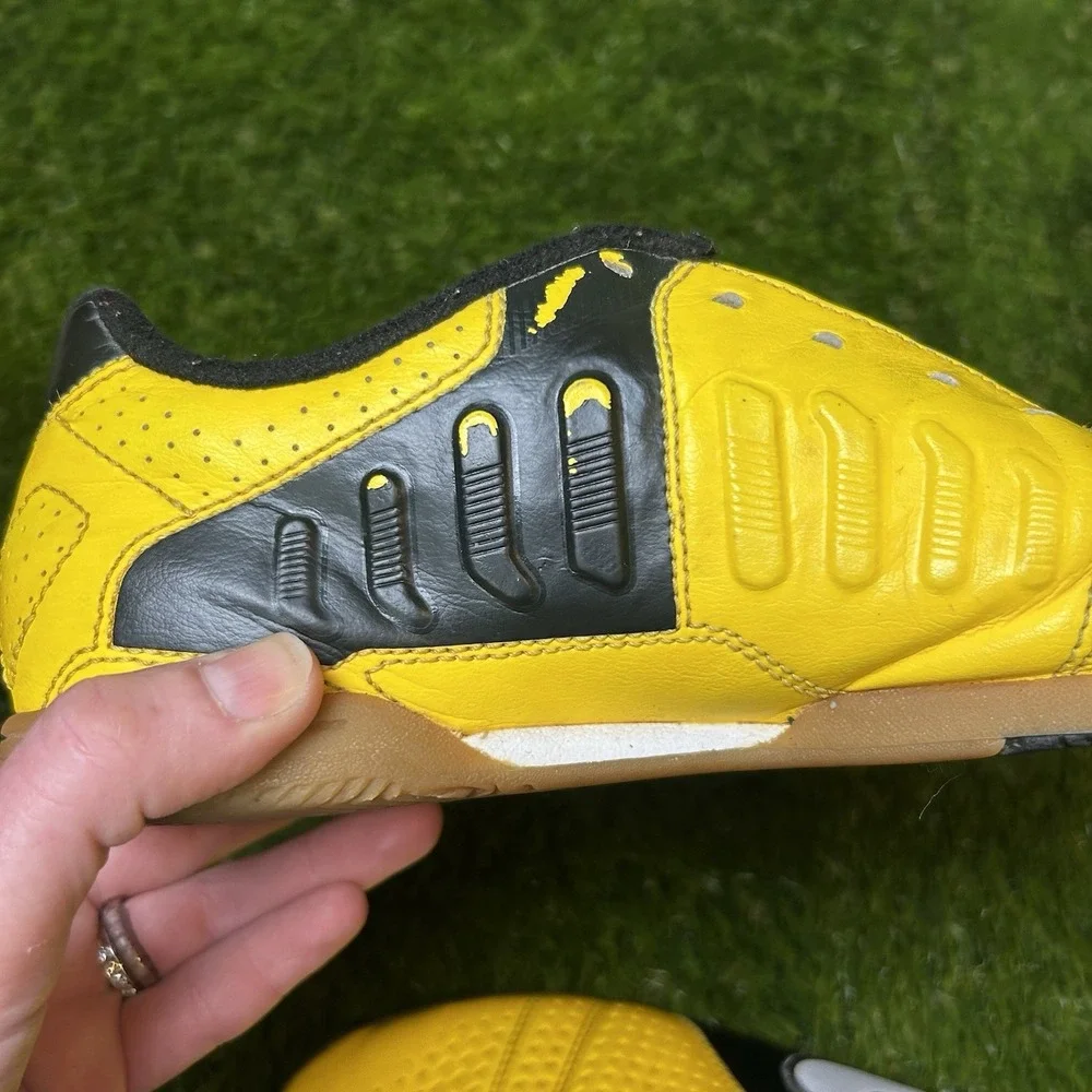 NIKE Indoor Soccer Celts CTR360 LIBRETTO III IC‎ CITRUS/WHITE/BLACK Size 5Y